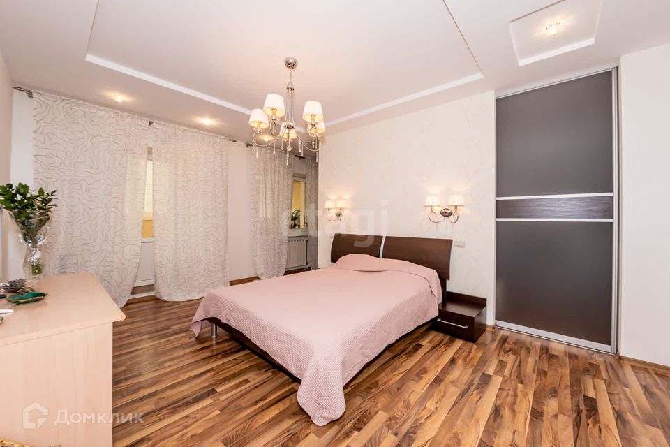 Продаётся 4-комнатная квартира, 159.7 м²
