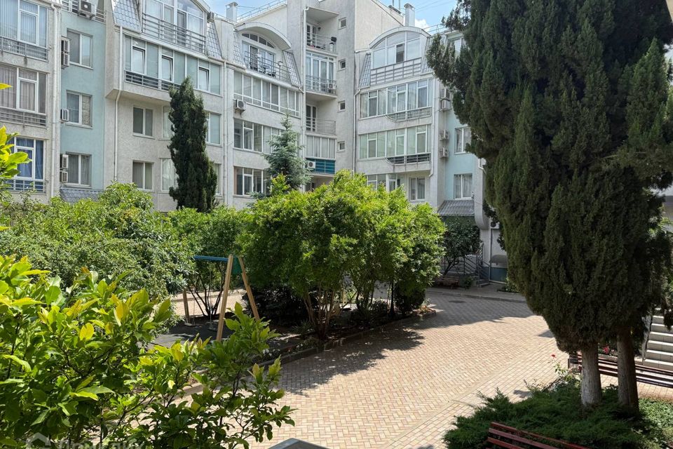 Продаётся 1-комнатная квартира, 75.3 м²