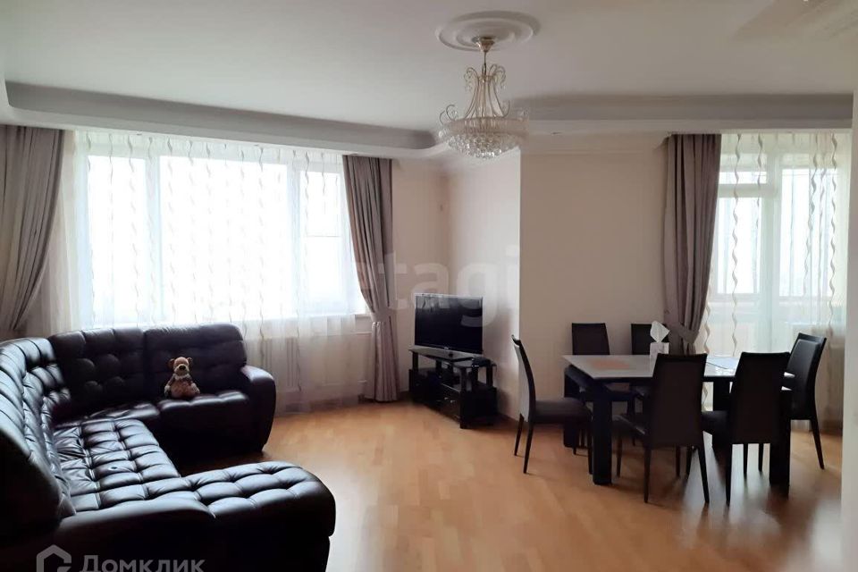 Продаётся 3-комнатная квартира, 108.3 м²