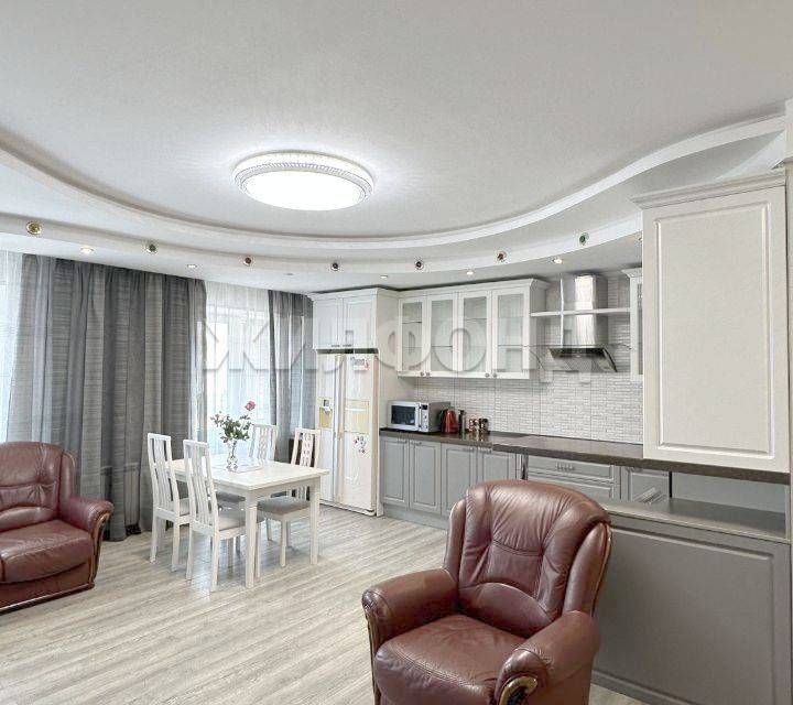 Продаётся 4-комнатная квартира, 137 м²
