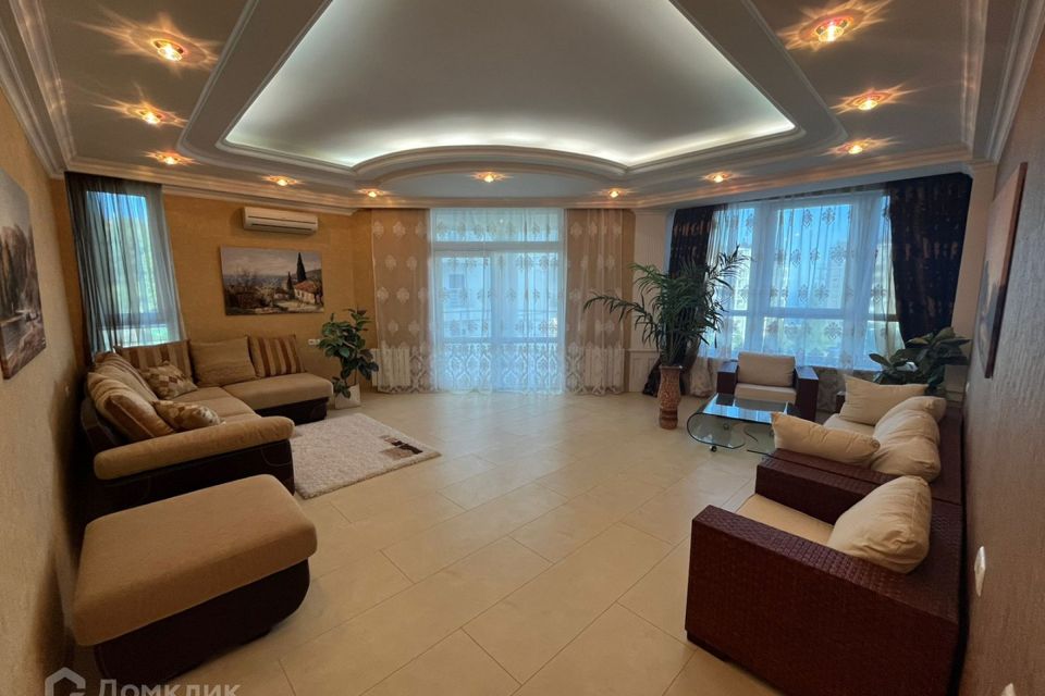 Продаётся 3-комнатная квартира, 137 м²