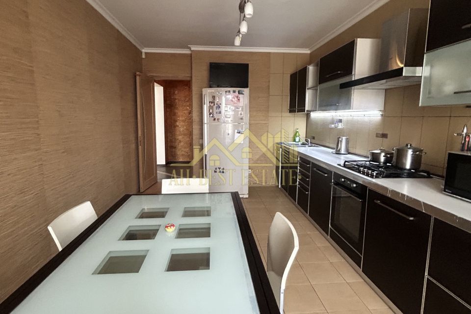 Продаётся 4-комнатная квартира, 145 м²