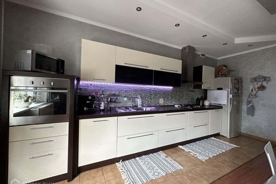 Продаётся 3-комнатная квартира, 130.3 м²