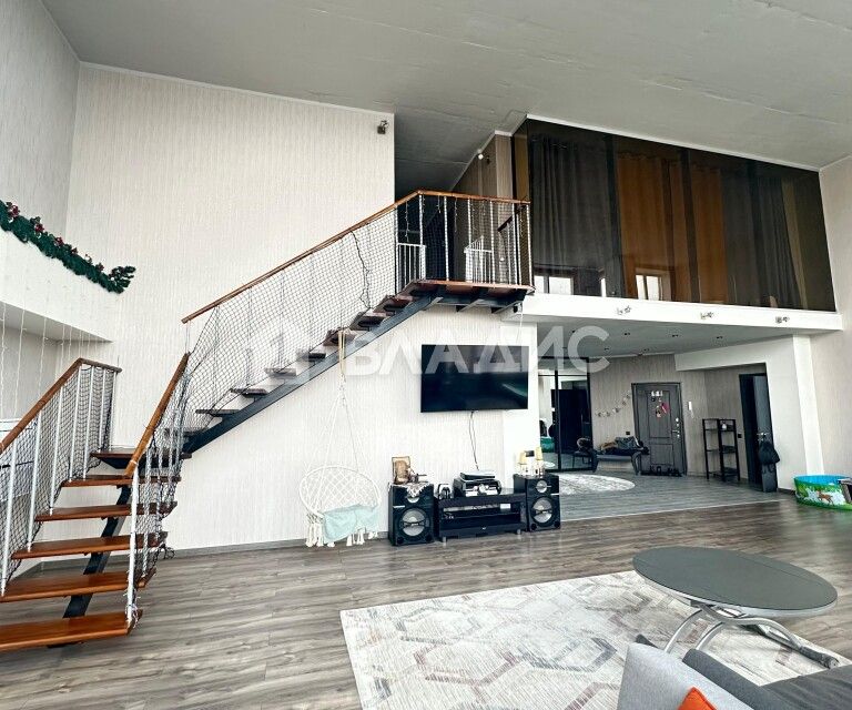 Продаётся 3-комнатная квартира, 210 м²