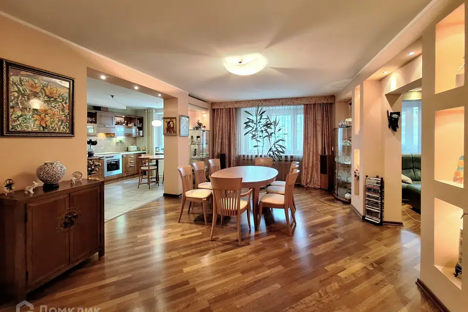 Продаётся 4-комнатная квартира, 155.6 м²