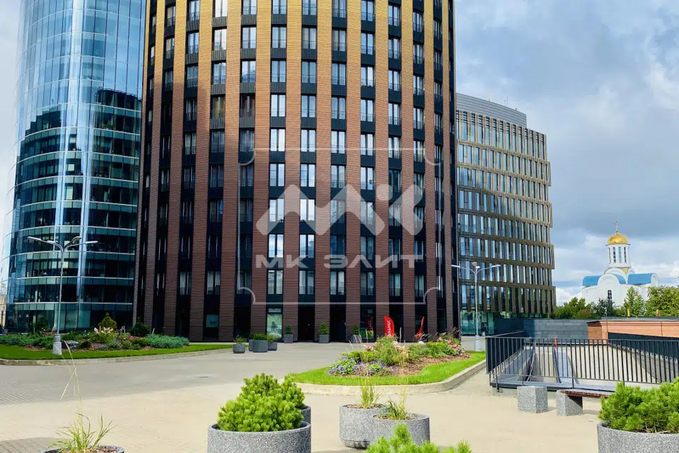 Продаётся 4-комнатная квартира, 207 м²
