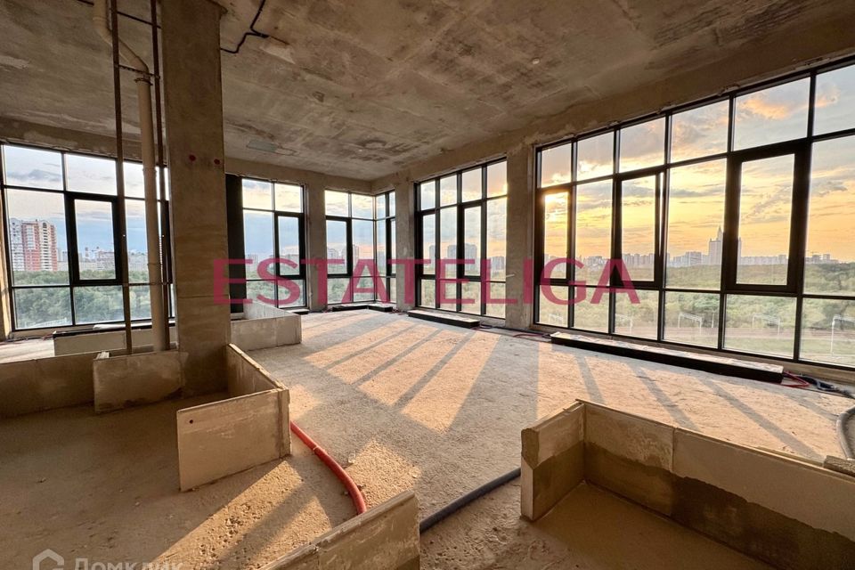 Продаётся 4-комнатная квартира, 172 м²