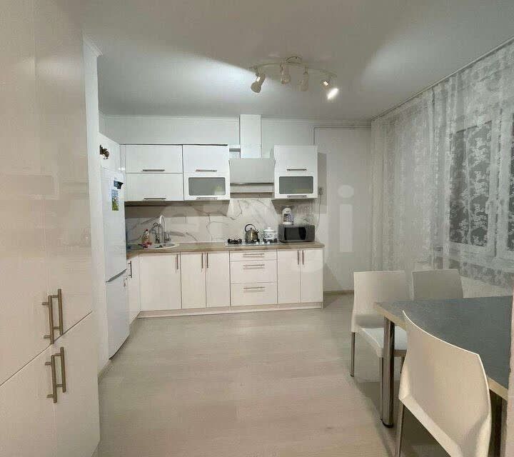 Продаётся 1-комнатная квартира, 70 м²