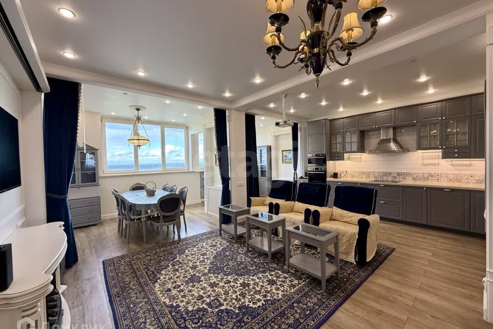 Продаётся 5-комнатная квартира, 251 м²