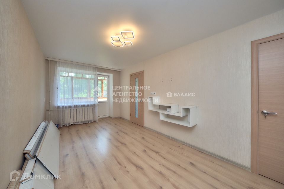 Продаётся 3-комнатная квартира, 41.9 м²