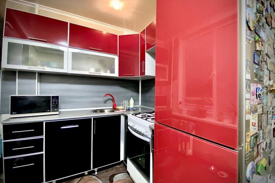 Купить квартиру в набережных зяб. Кухонный гарнитур рубинового цвета. Кухонный гарнитур Рубин. Кухня линейная красная. Кухня с красным холодильником.
