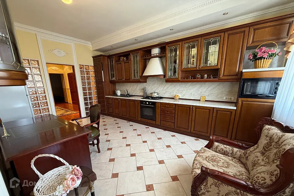 Продаётся 5-комнатная квартира, 220 м²