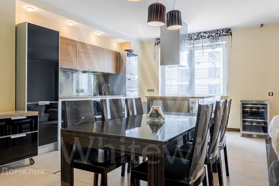 Продаётся 4-комнатная квартира, 156 м²