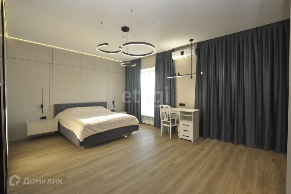 Продаётся 4-комнатная квартира, 194.3 м²