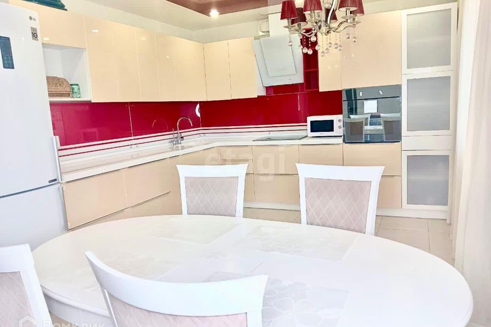 Продаётся 4-комнатная квартира, 107.9 м²