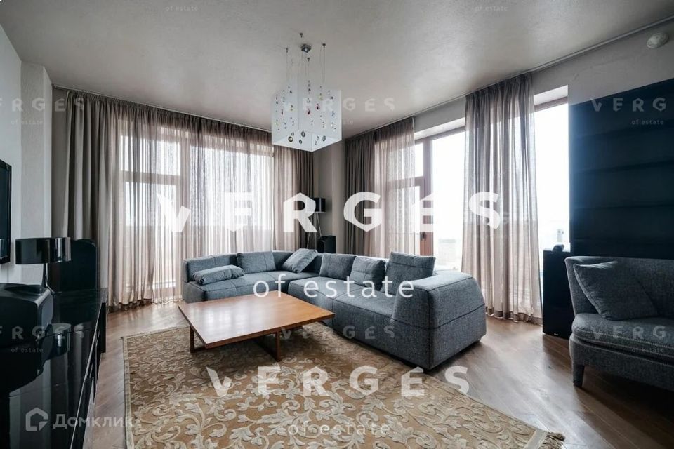Продаётся 4-комнатная квартира, 177 м²