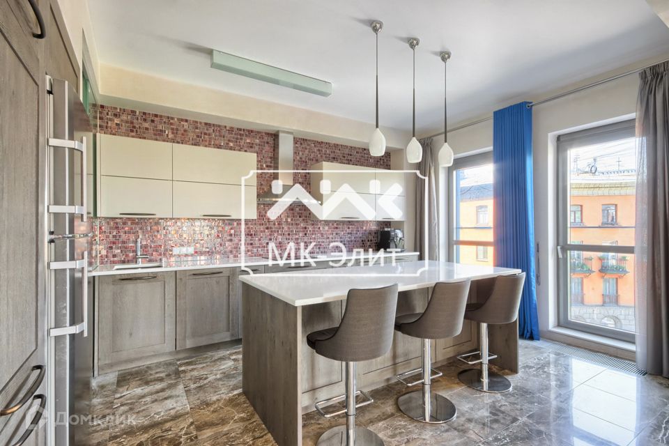 Продаётся 4-комнатная квартира, 215.9 м²