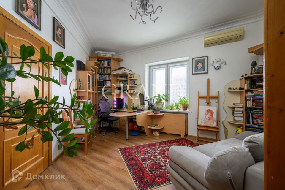 Продаётся 4-комнатная квартира, 135 м²