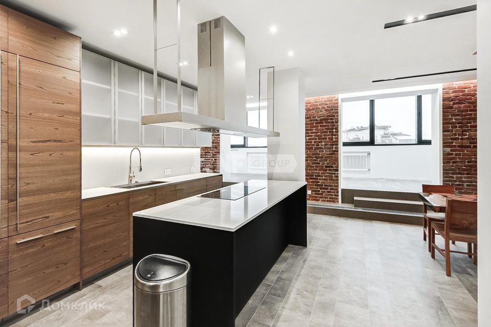 Продаётся 5-комнатная квартира, 300 м²