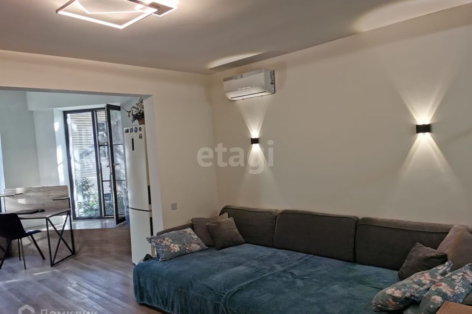 Продаётся 1-комнатная квартира, 74 м²