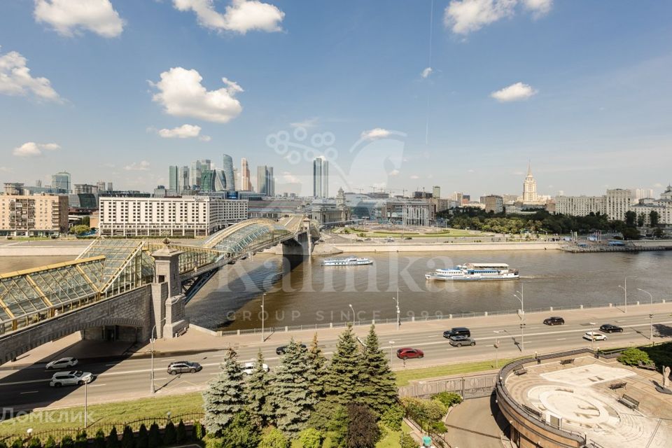 Продаётся 4-комнатная квартира, 259.6 м²