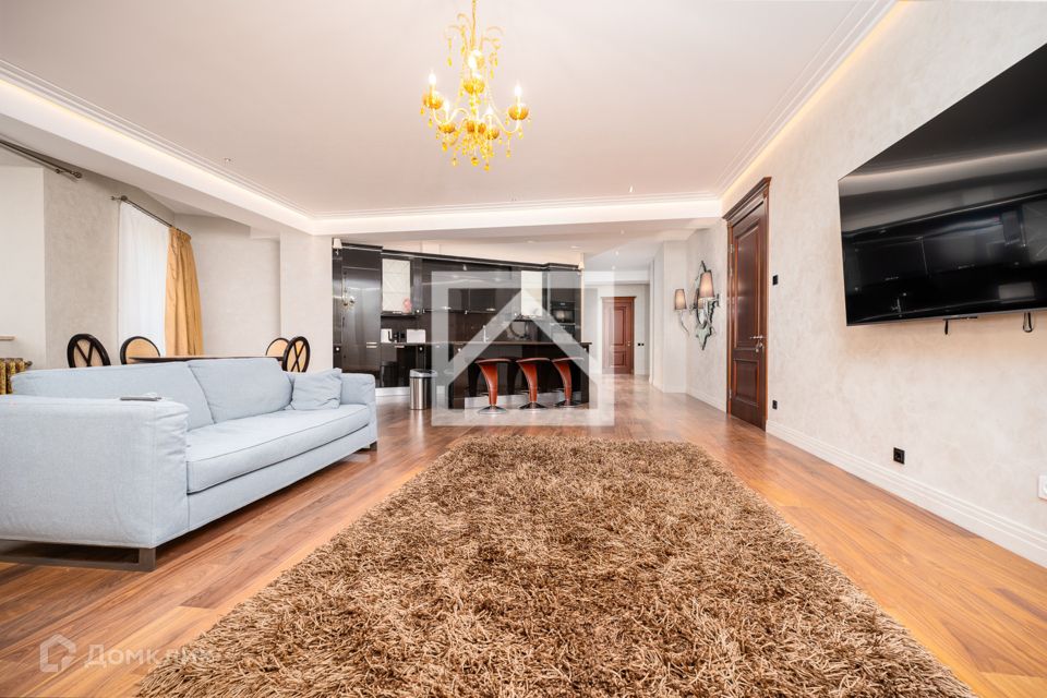 Продаётся 3-комнатная квартира, 145 м²