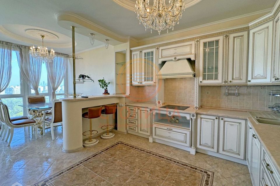 Сдаётся 3-комнатная квартира, 130 м²