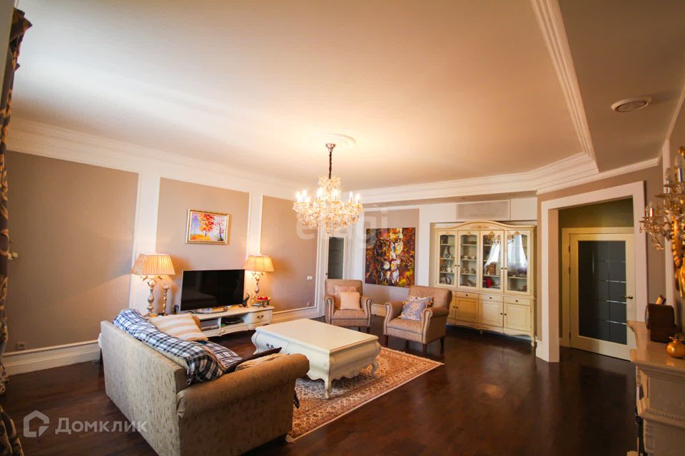 Продаётся 4-комнатная квартира, 138.7 м²