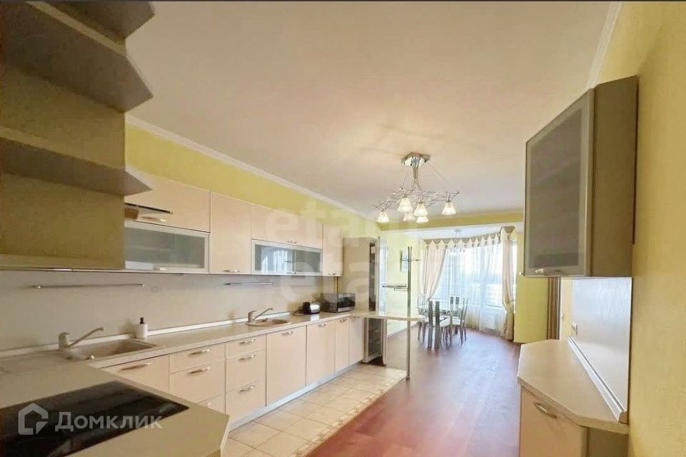 Продаётся 4-комнатная квартира, 145.2 м²