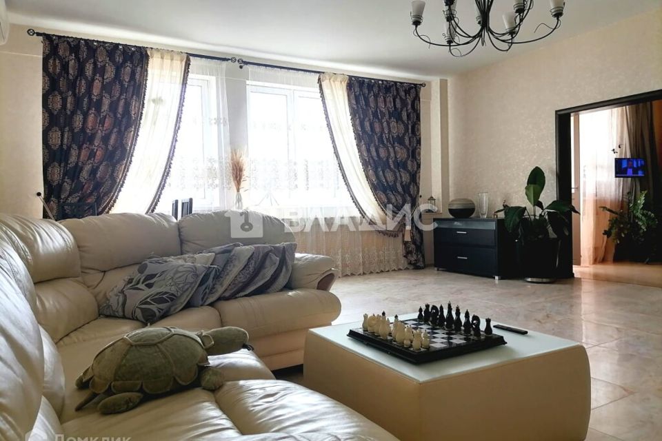 Продаётся 4-комнатная квартира, 176.4 м²