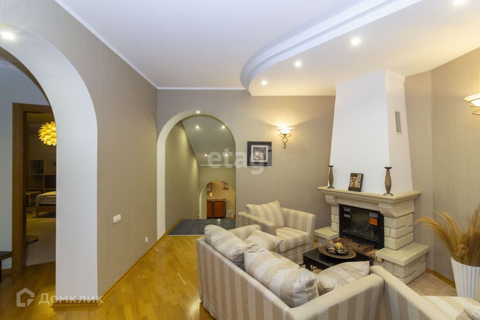 Продаётся 4-комнатная квартира, 238.8 м²
