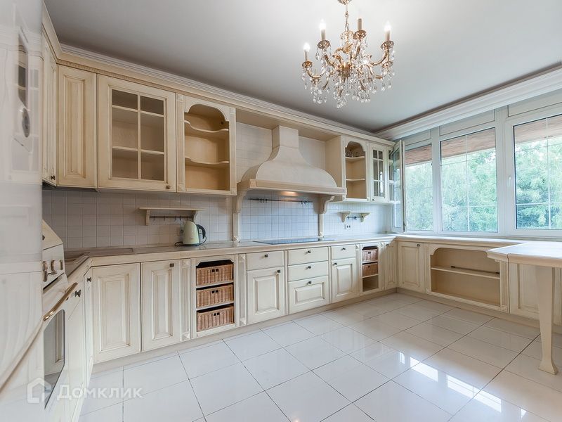 Сдаётся 4-комнатная квартира, 146 м²