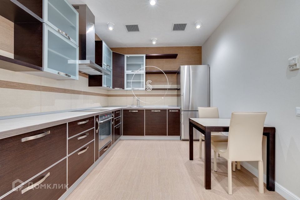 Сдаётся 3-комнатная квартира, 127.2 м²