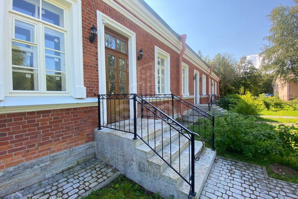 Продаётся 1-комнатная квартира, 180.6 м²