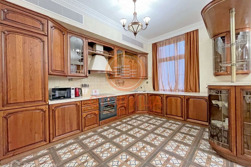 Сдаётся 4-комнатная квартира, 190 м²