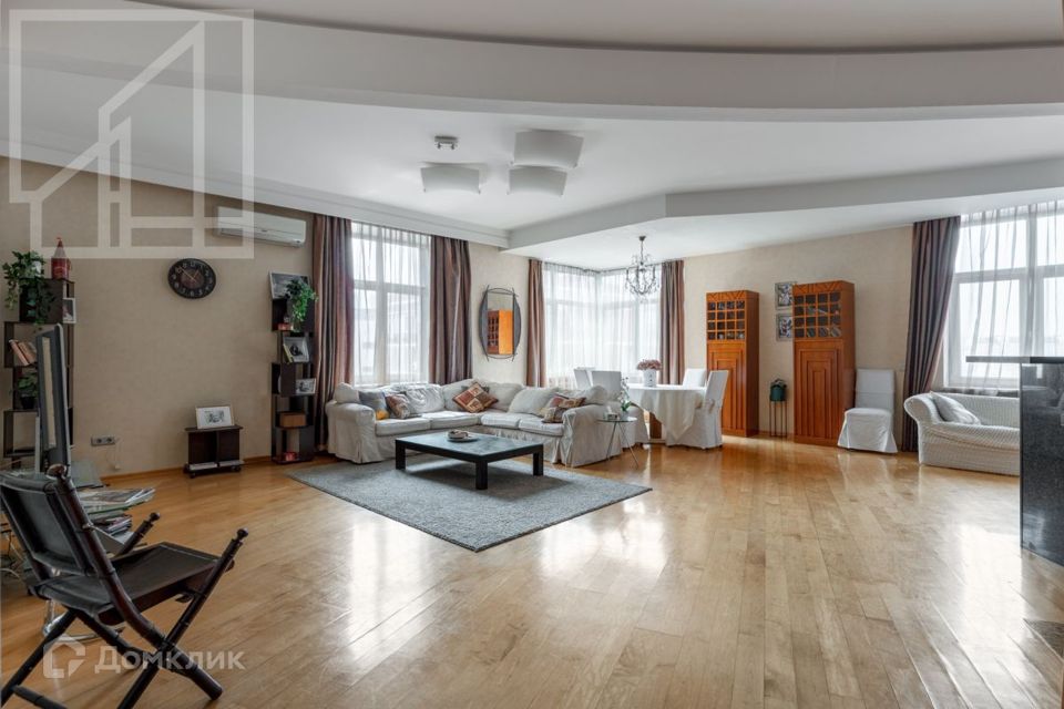 Сдаётся 4-комнатная квартира, 195 м²