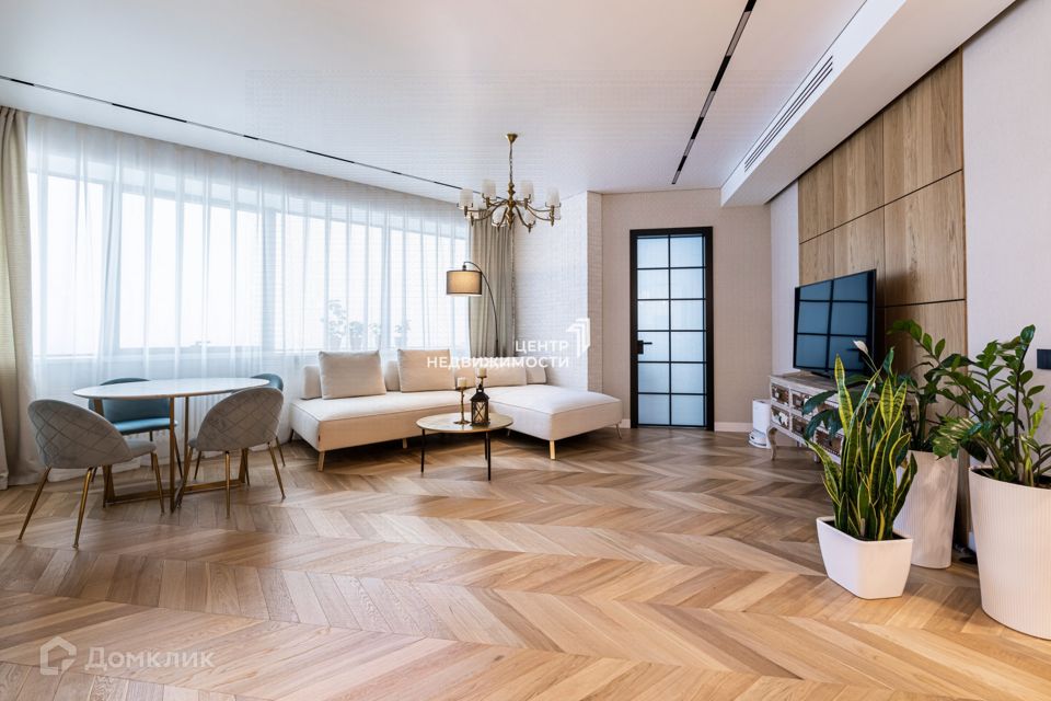 Продаётся 4-комнатная квартира, 192 м²