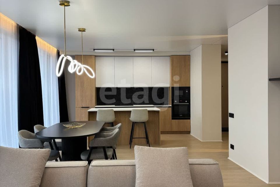 Продаётся 3-комнатная квартира, 130 м²