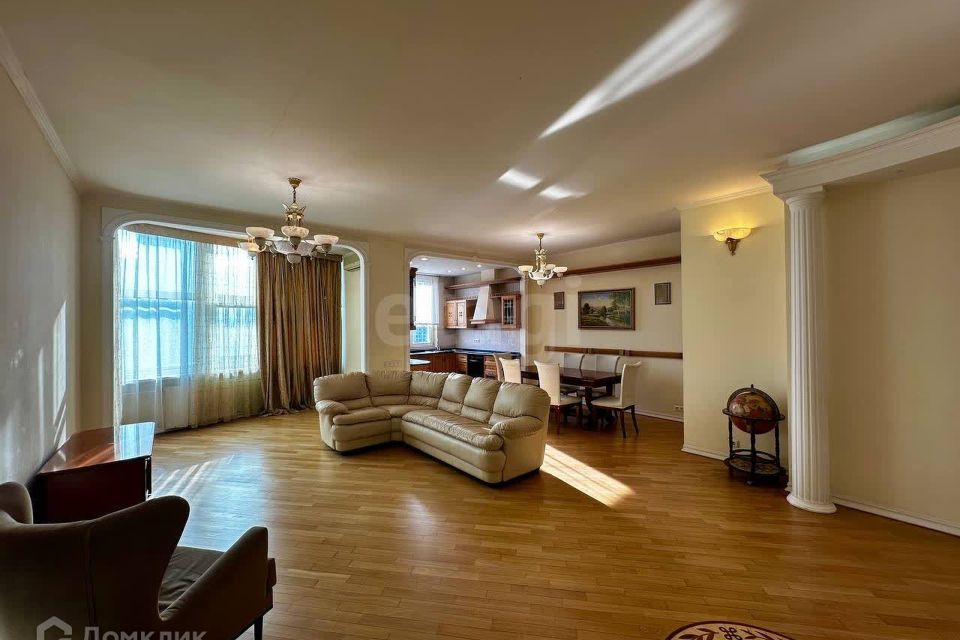 Продаётся 4-комнатная квартира, 138 м²