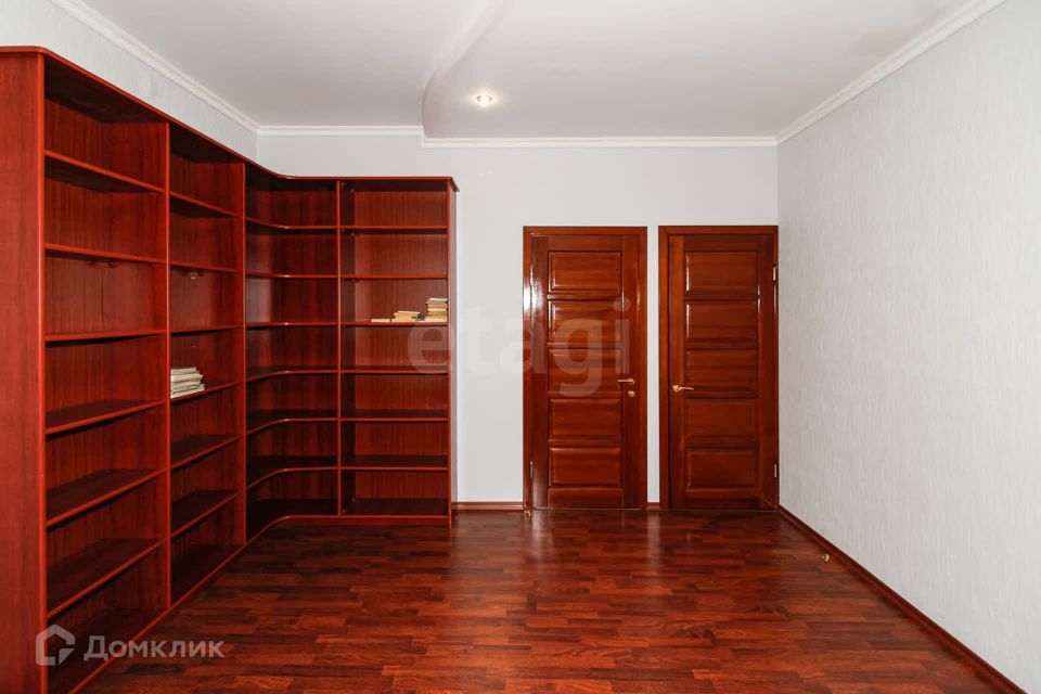 Сдаётся 4-комнатная квартира, 200 м²