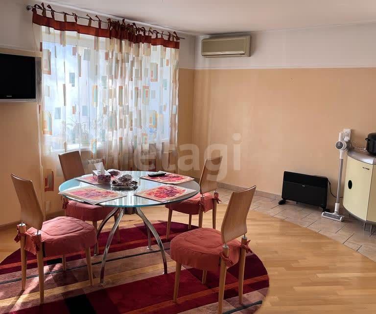 Продаётся 7-комнатная квартира, 245 м²