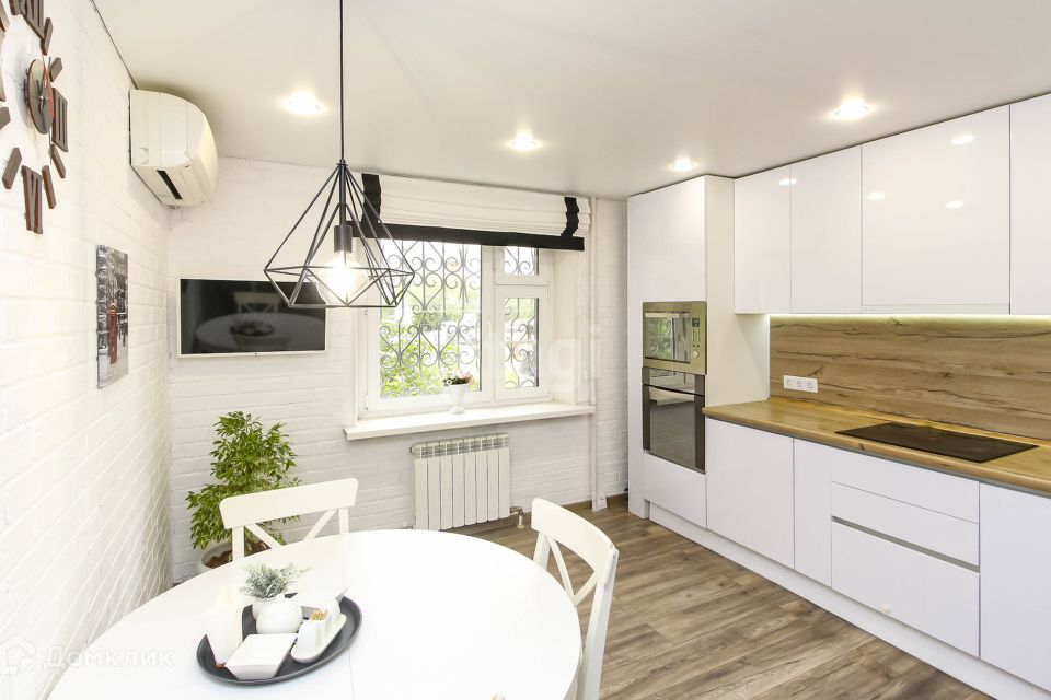 Продаётся 4-комнатная квартира, 104.9 м²