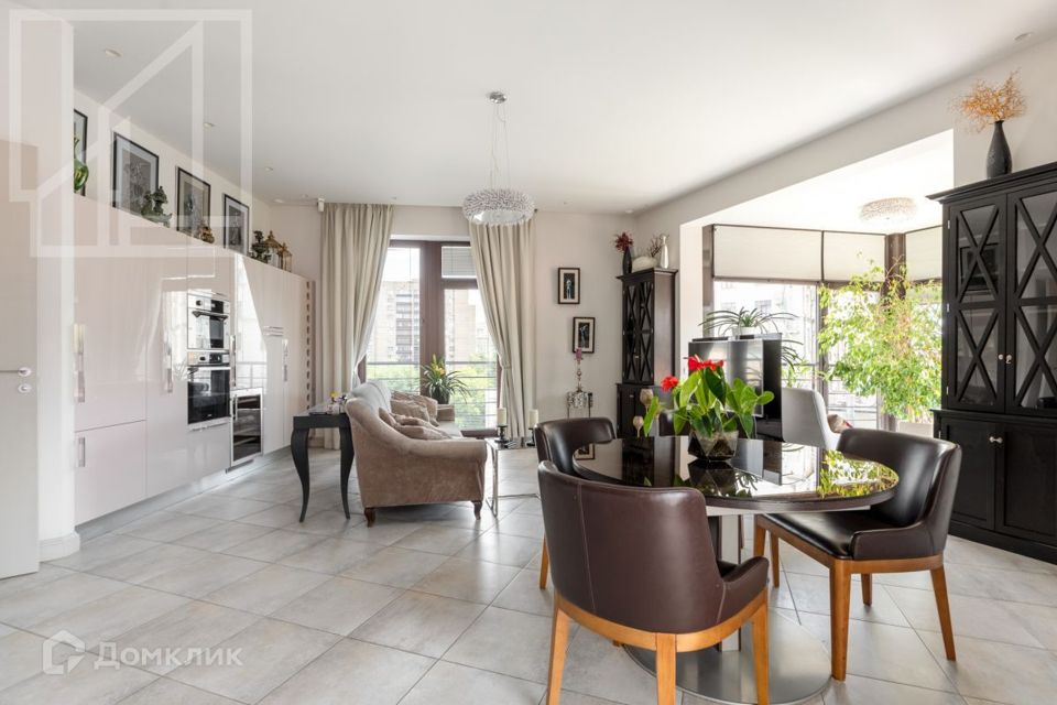 Сдаётся 4-комнатная квартира, 140 м²