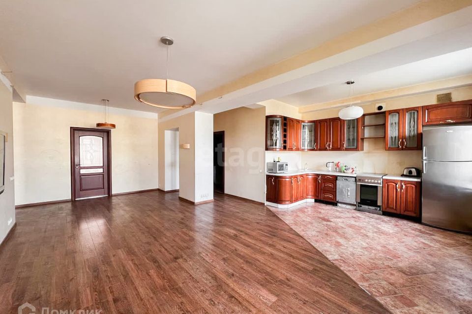 Продаётся 4-комнатная квартира, 105.6 м²