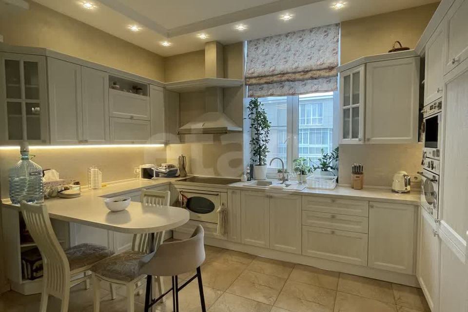 Продаётся 2-комнатная квартира, 107.4 м²