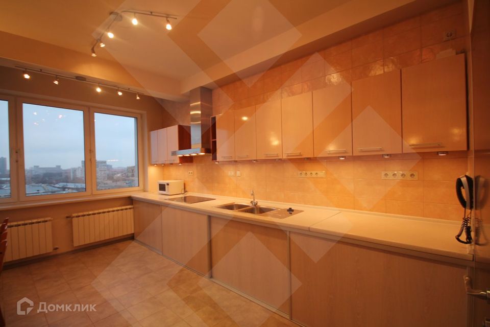 Сдаётся 4-комнатная квартира, 200 м²