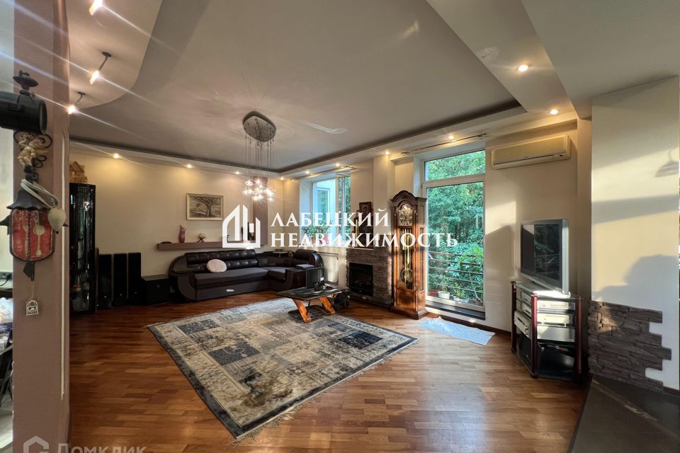 Продаётся 4-комнатная квартира, 172.8 м²