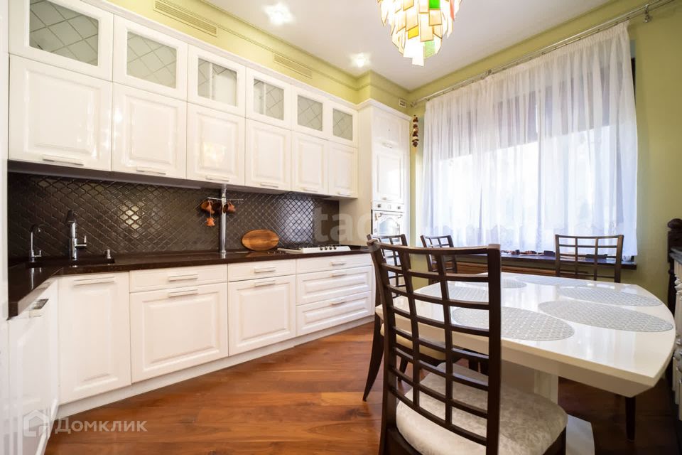 Продаётся 3-комнатная квартира, 137 м²