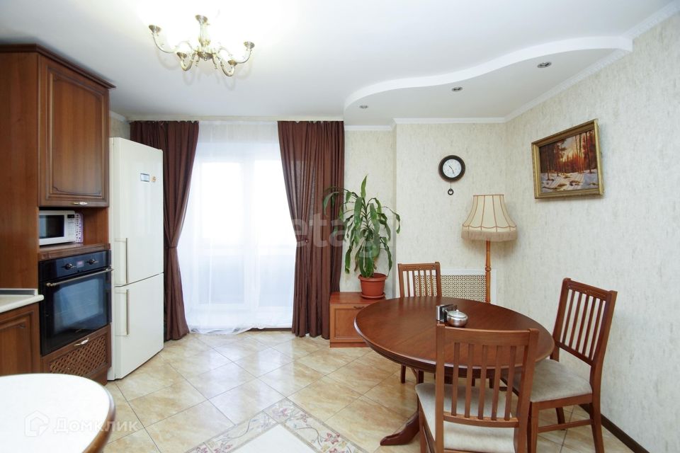 Продаётся 4-комнатная квартира, 132 м²