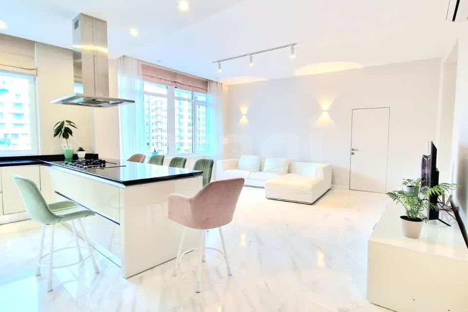 Продаётся 4-комнатная квартира, 190 м²